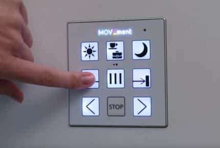 Finger tippt auf beleuchtete Tastatur