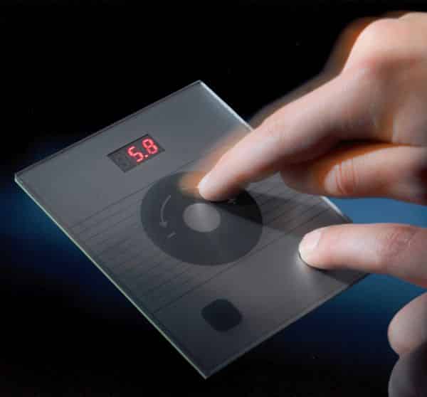 "Ein Bild eines tragbaren Kommunikationsgeräts mit einer Person, die eine Geste mit dem Finger macht. Das Gerät zeigt Schrift und ist mit Audiogeräten ausgestattet. Es symbolisiert moderne Technologie und Kommunikation."