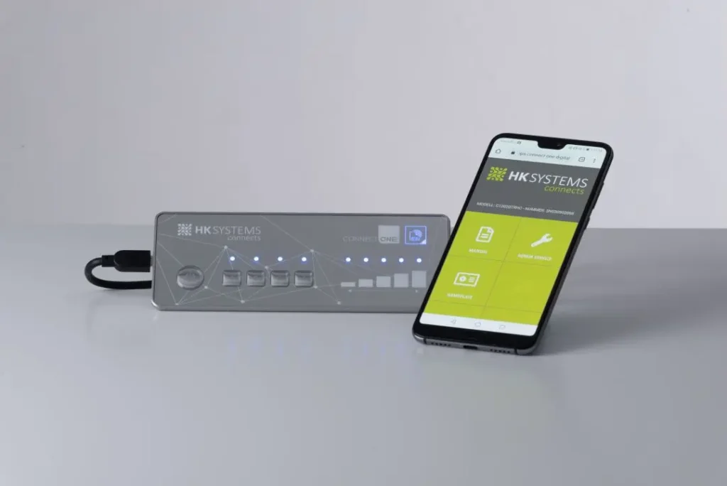 Handy scannt NFC-Tag auf Folientastatur