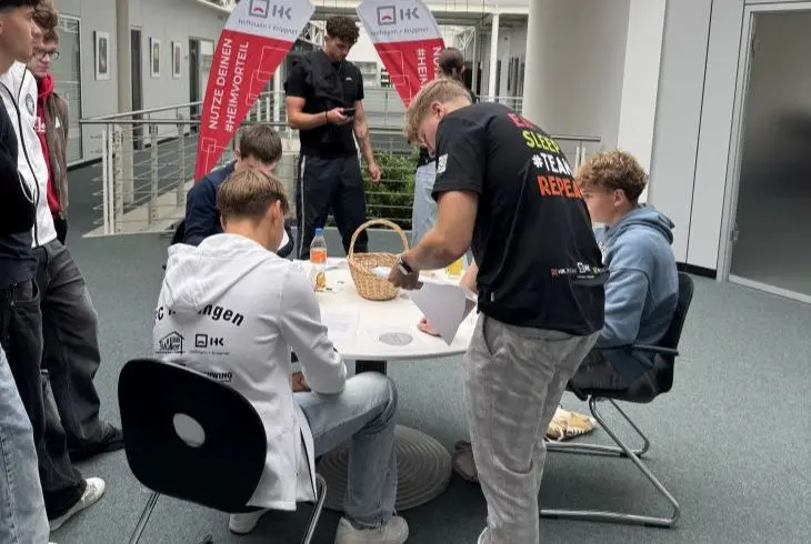 Jugendliche am Tisch im Gespraech beim Karriere-Kompass von Hoffmann + Krippner