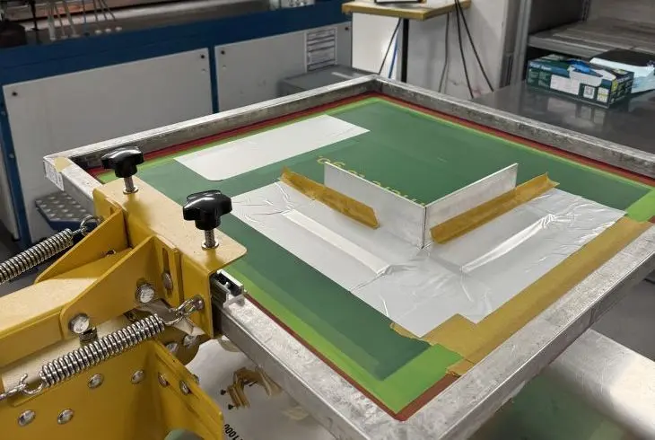 Siebdruckrahmen an einer Druckstation in der Produktion