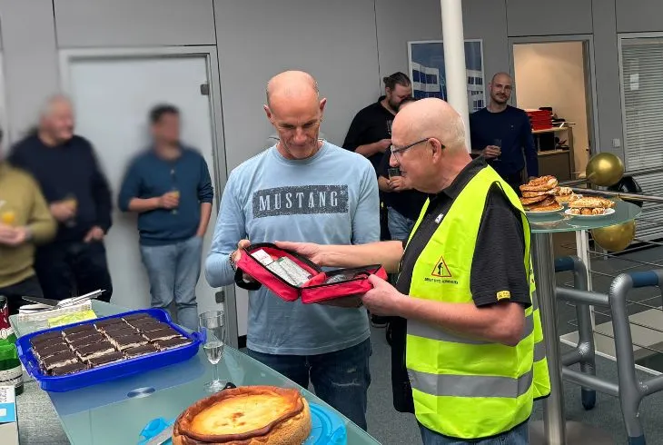 Uebergabe eines Geschenks bei einer Abschiedsfeier bei Hoffmann + Krippner