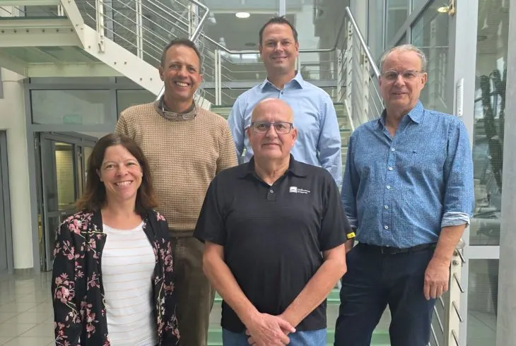 Gruppenfoto zur Verabschiedung eines DSE-Mitarbeiters bei Hoffmann + Krippner