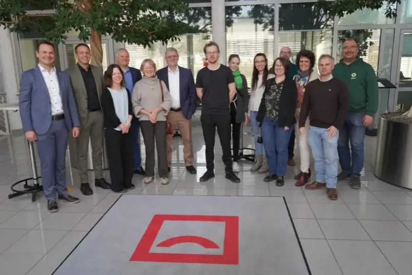 Gruppenbild mit den Führungskräften der HK Firnengruppe und den Grünen