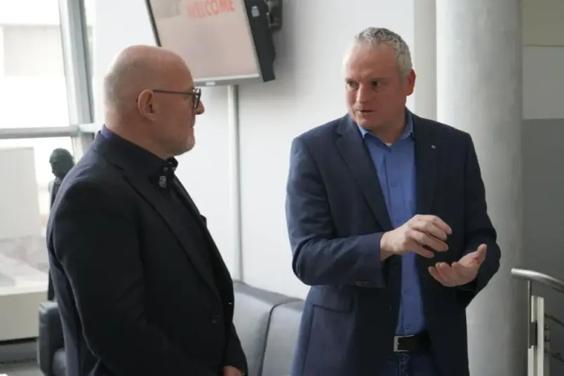 Johannes Jakob erklärt Verkehrsminister digitale Produkte