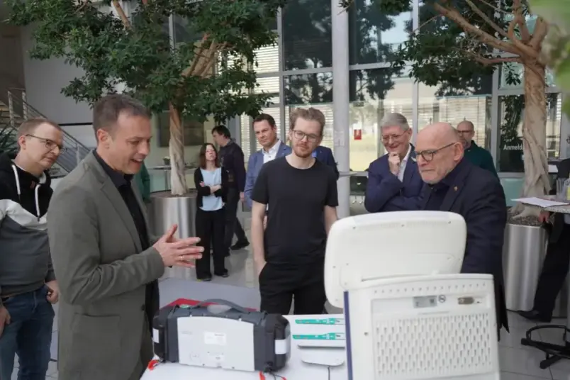 Geschäftsführer erklärt Gruppe HMI Produkte